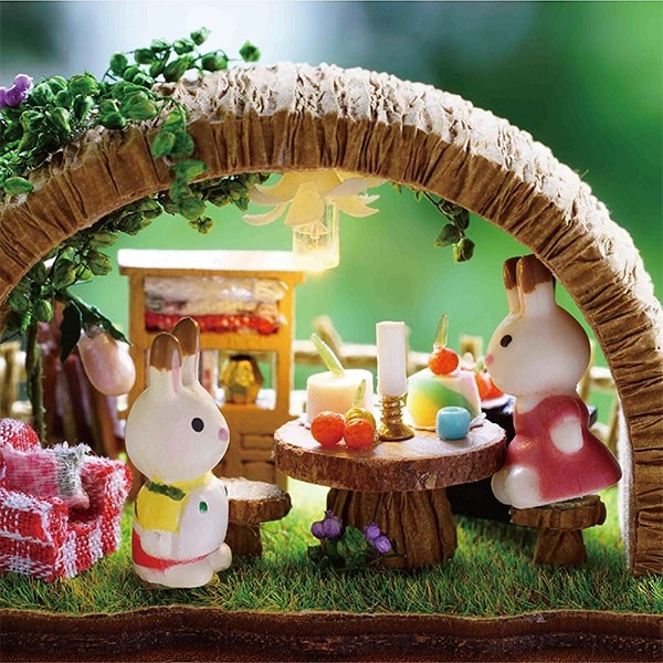 Nature-Inspired Dollhouse Miniatures Look Like Real Itsy-Bitsy Animals
