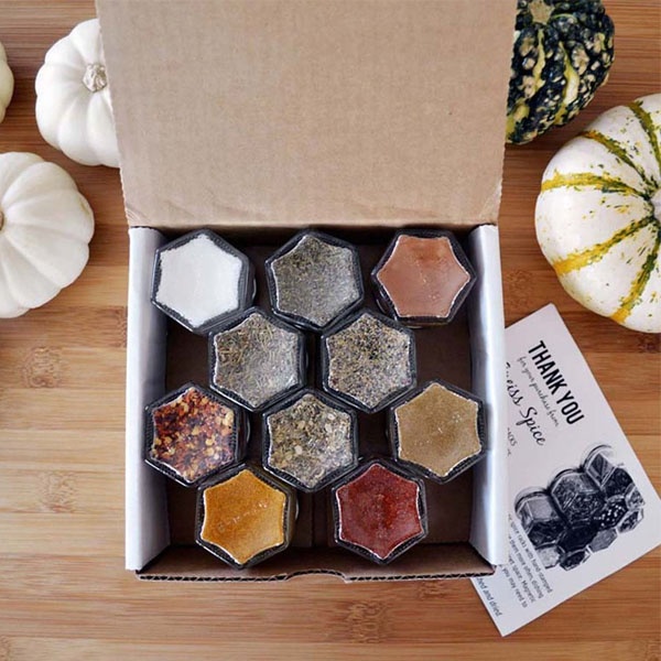 https://rs.apolloboxassets.com/images/sku1988-Housewarming-Starter-Kit-10-Small-Magnetic-Jars%E2%80%A6h-Organic-Spices/arrey-2.jpg