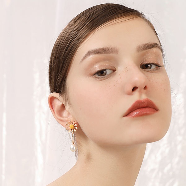 Daisy Pearl Earrings - ApolloBox